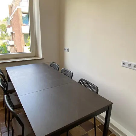 6 Bed Flat In Apartment *